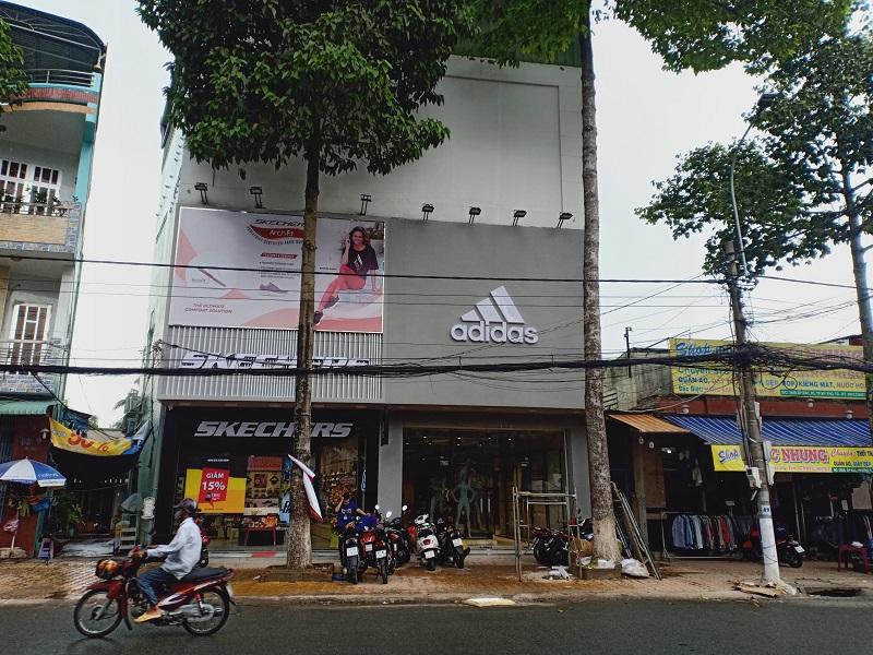 Lắp đặt loa treo tường cho Shop Adidas